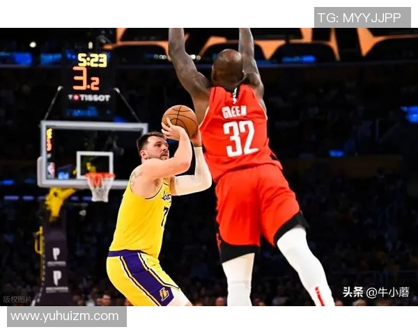东契奇全能表现助湖人逆转战胜灰熊球队展现强大实力与团队配合 东契奇全能表现助湖人逆转战胜灰熊球队展现强大实力与团队配合