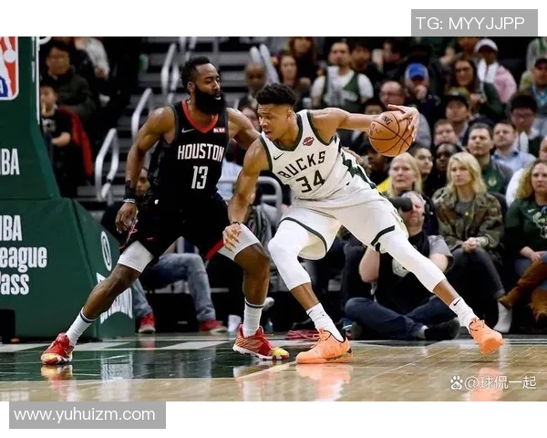 冲击力十足!字母哥在包夹中强攻打进 随后反击挑篮得手 冲击力十足!字母哥在包夹中强攻打进 随后反击挑篮得手